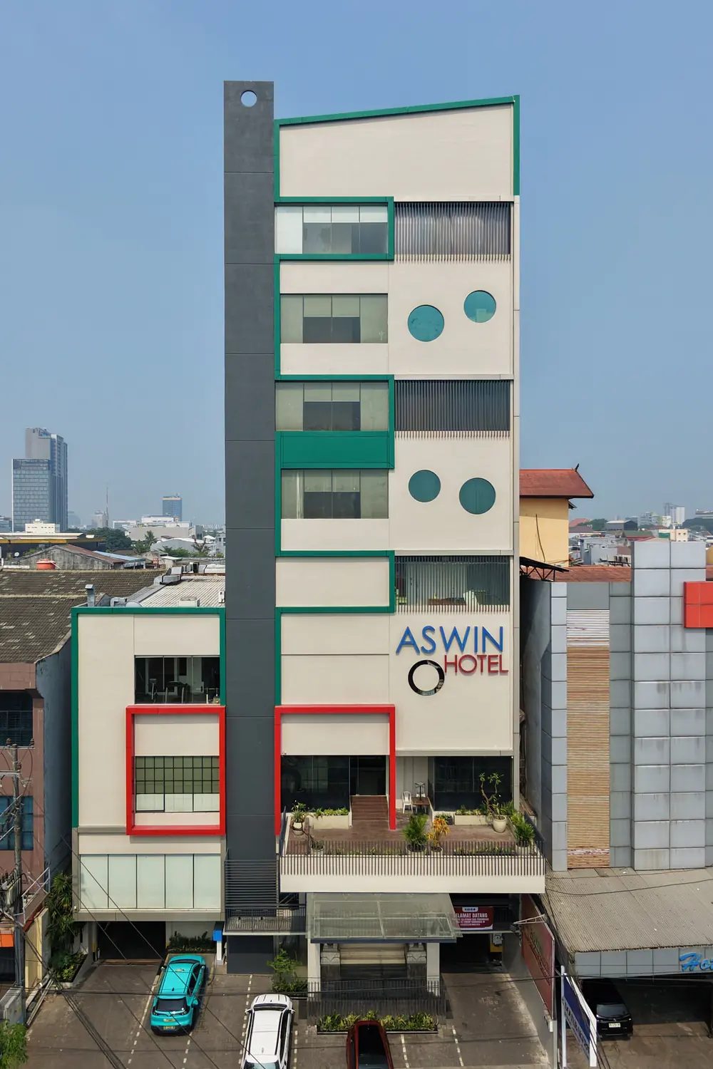Fasad Aswin Hotel di Jl. Gunung Latimojong, Makassar, difoto dari udara pada siang hari