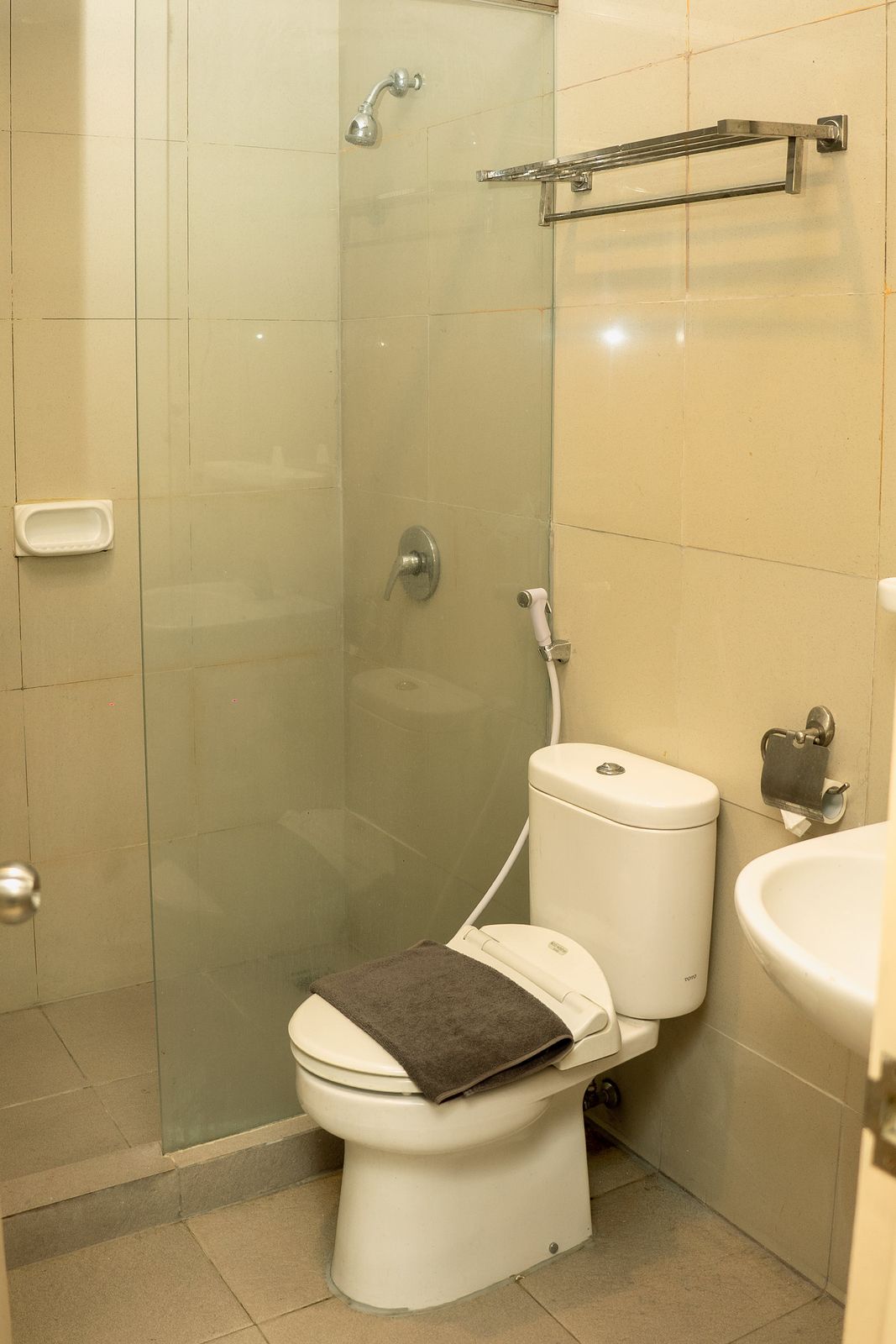 Kamar mandi dengan shower kaca