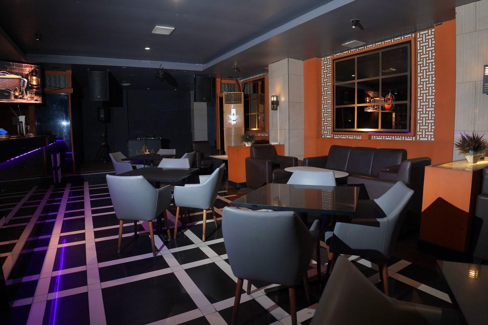 Suasana malam di lounge