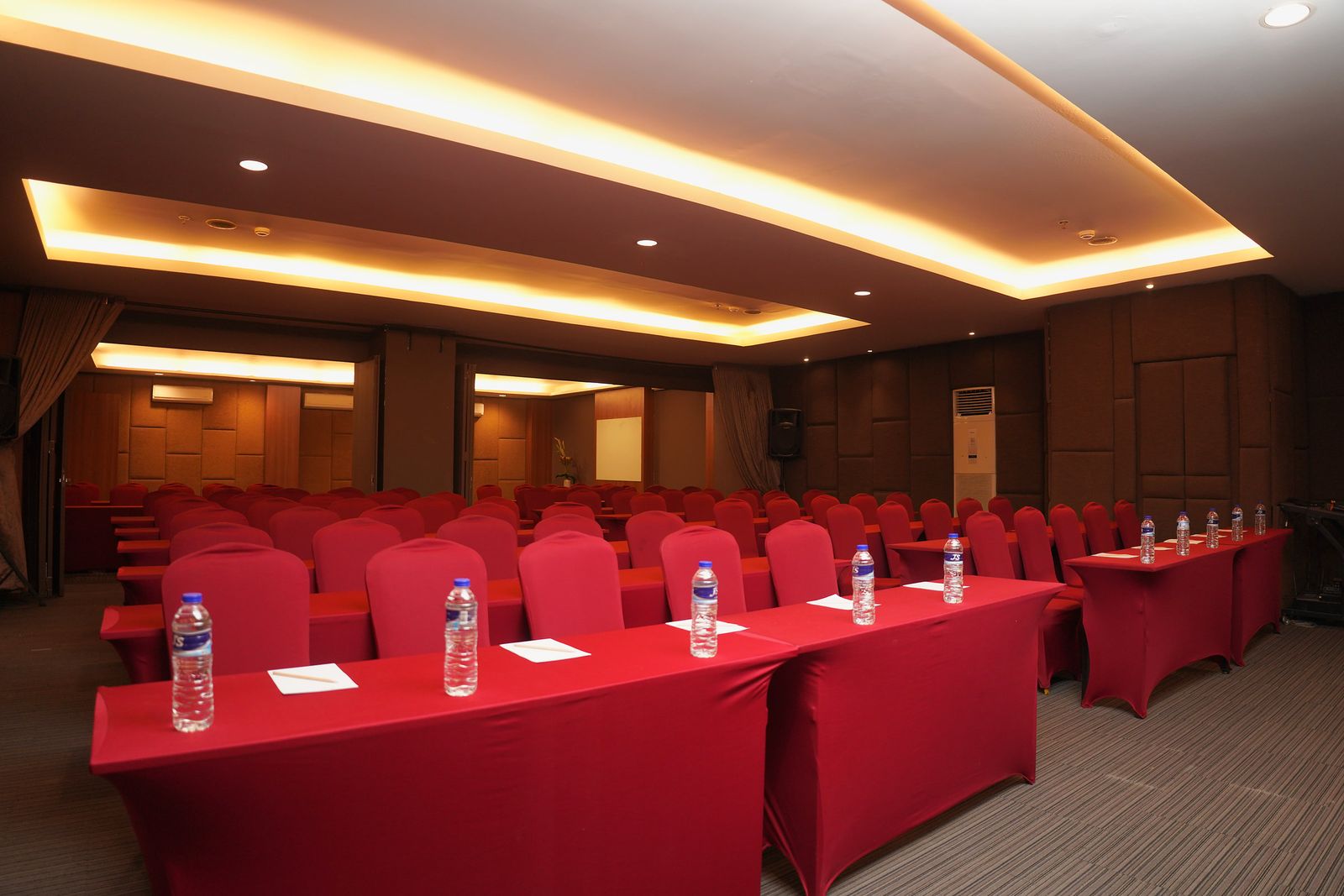 Meeting room, tampak lebar