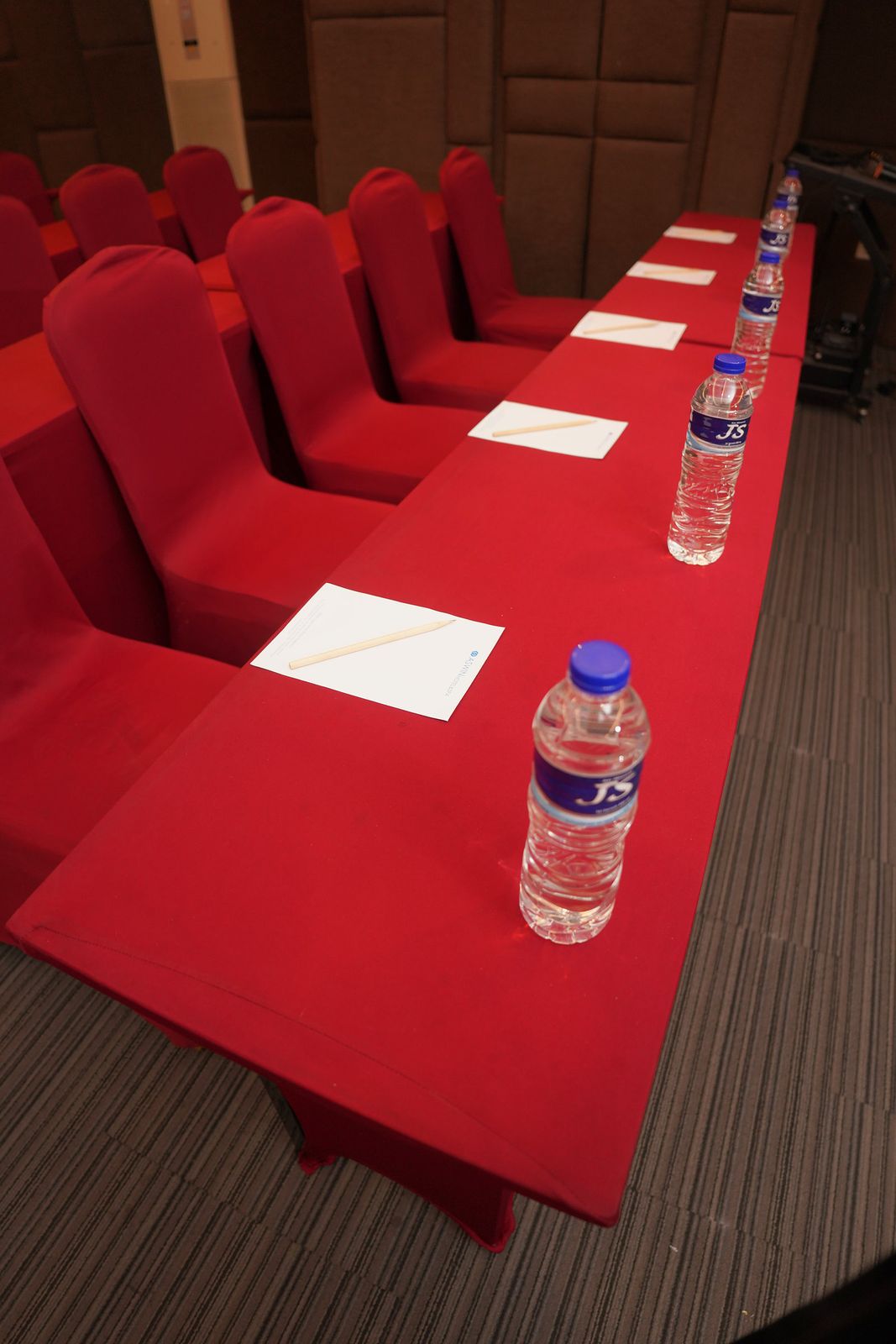 Detail meja meeting dengan air mineral dan alat tulis