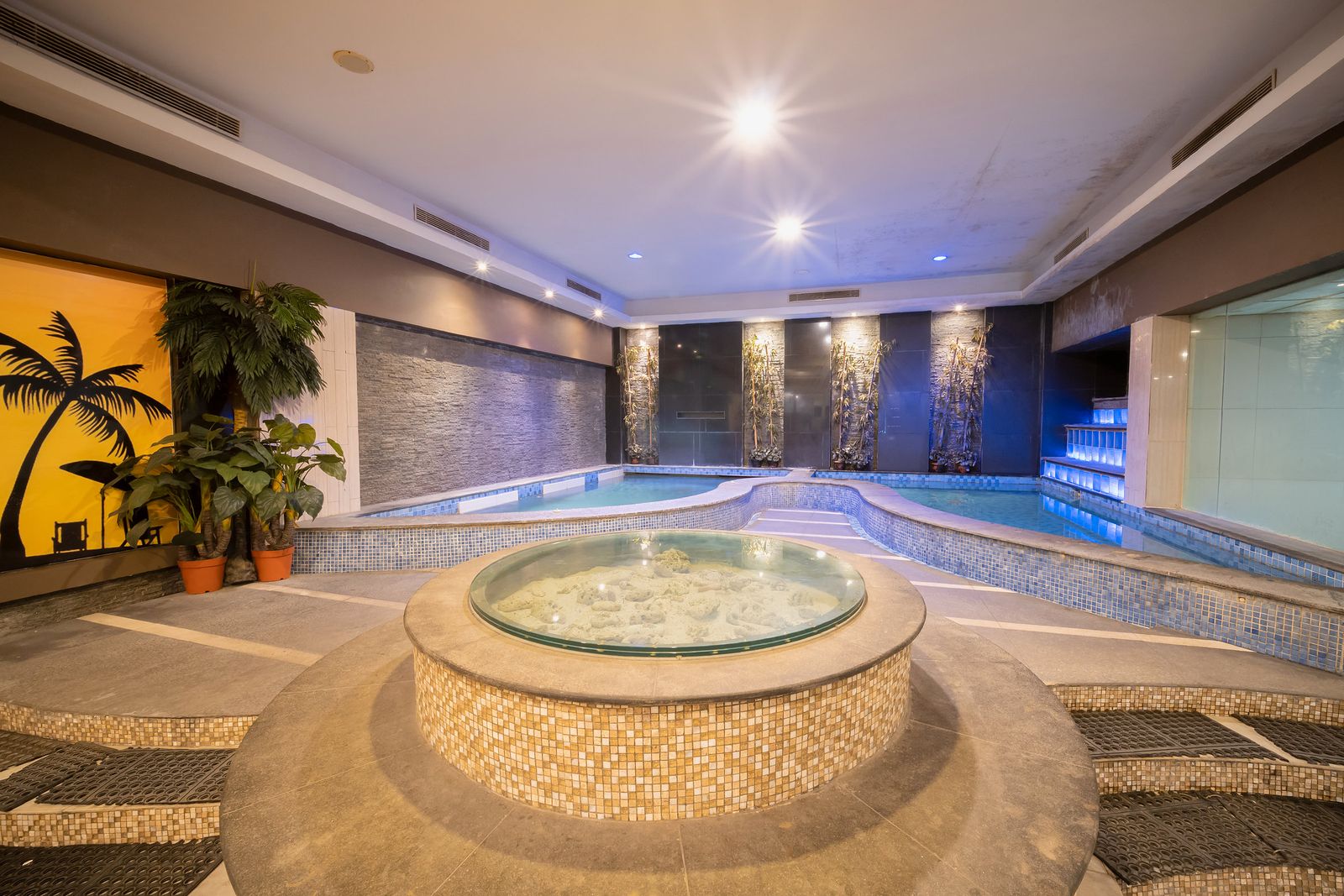 Jacuzzi bundar Nirmala Wellness dengan dinding batu alam